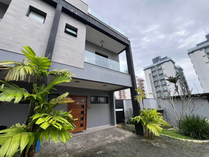Fachada de imóvel moderno em Caraguatatuba selecionado por Jonas Siqueira
