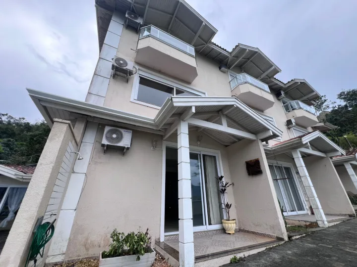 Imóvel com arquitetura refinada em Caraguatatuba selecionado por Jonas Siqueira
